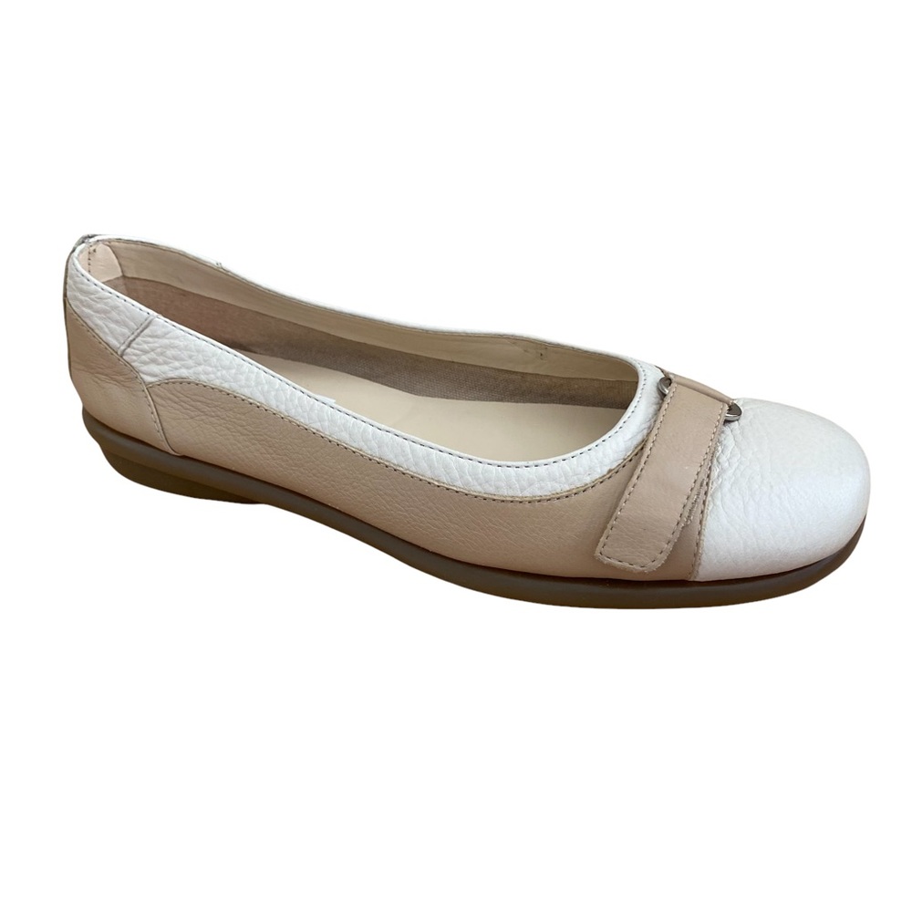 Aerosoles Nude White Leather Flats Size 6 Slip On Comfort Colorblock Casual Y2K
